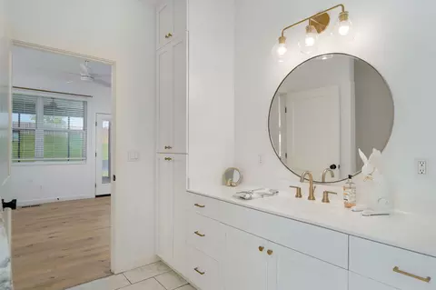 Bath - 2619 E Old Ivy St, Springfield, MO 65804 photo 3 of 6