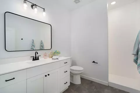 Bath - 2619 E Old Ivy St, Springfield, MO 65804 photo 5 of 6