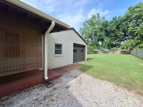 Exterior - 1934 S Kimbrough Ave, Springfield, MO 65807 photo 6 of 9