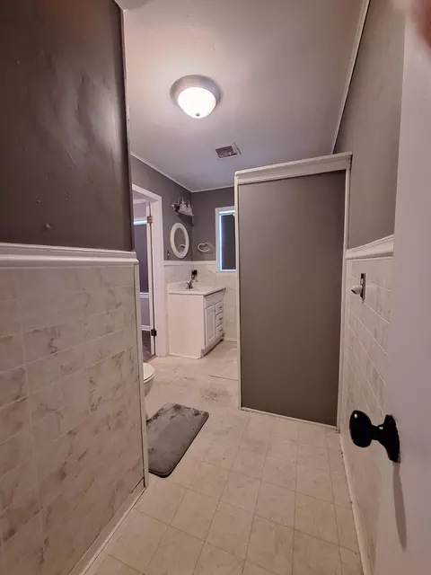 Bath - 1934 S Kimbrough Ave, Springfield, MO 65807 photo 2 of 4