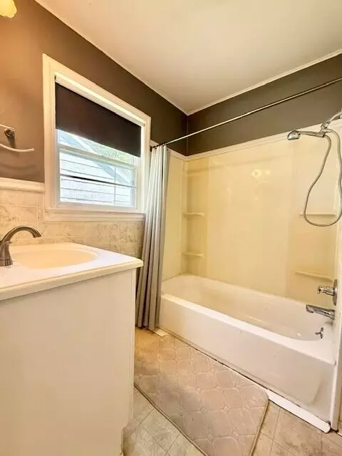 Bath - 1934 S Kimbrough Ave, Springfield, MO 65807 photo 3 of 4