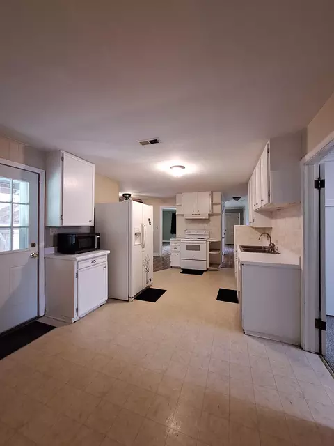 Kitchen - 1934 S Kimbrough Ave, Springfield, MO 65807 photo 3 of 6
