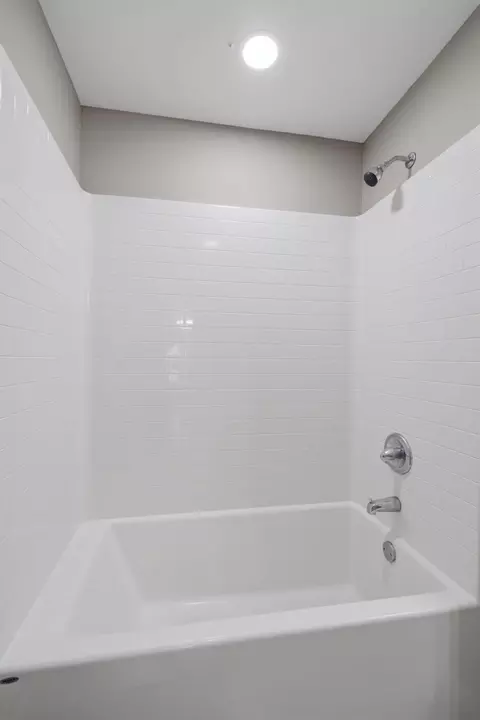 Bath - 1259 E Berkeley St, Springfield, MO 65804 photo 3 of 4