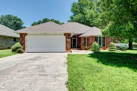 2129 E Cherryvale St, Springfield, MO 65804