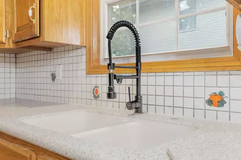 Kitchen - 1019 Daniels St, Aurora, MO 65605 photo 6 of 6