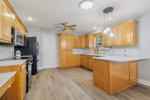 Kitchen - 1019 Daniels St, Aurora, MO 65605 photo 1 of 6