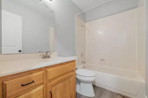 Bath - 1019 Daniels St, Aurora, MO 65605 photo 1 of 3