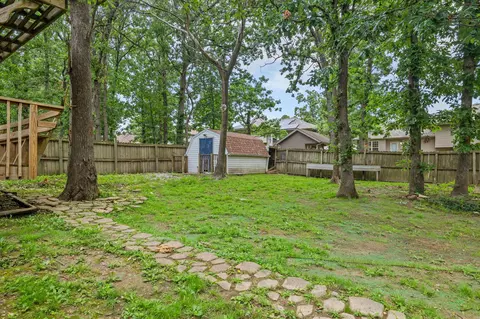 Exterior - 1019 Daniels St, Aurora, MO 65605 photo 9 of 12