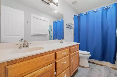 Bath - 1019 Daniels St, Aurora, MO 65605 photo 2 of 3