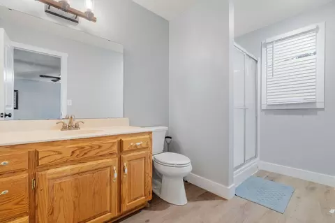 Bath - 1019 Daniels St, Aurora, MO 65605 photo 3 of 3