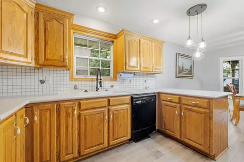 Kitchen - 1019 Daniels St, Aurora, MO 65605 photo 4 of 6