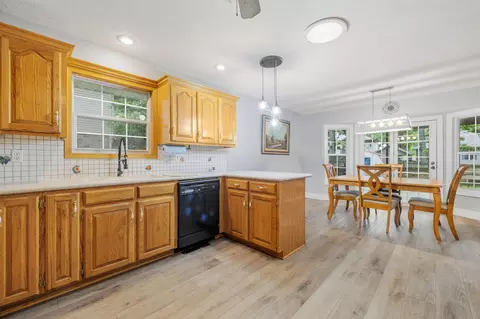 Kitchen - 1019 Daniels St, Aurora, MO 65605 photo 5 of 6