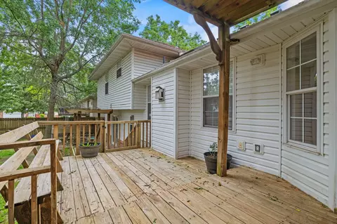 Exterior - 1019 Daniels St, Aurora, MO 65605 photo 7 of 12