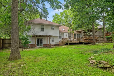 Exterior - 1019 Daniels St, Aurora, MO 65605 photo 8 of 12