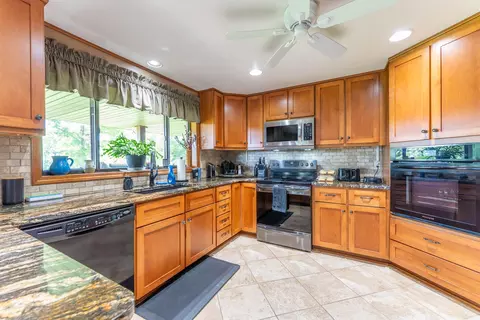 Kitchen - 506 Hansen Ln, Gainesville, MO 65655 photo 2 of 4