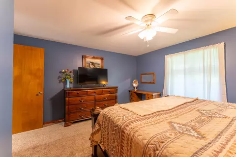 Bedroom - 506 Hansen Ln, Gainesville, MO 65655 photo 5 of 8