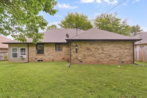 Exterior - 1917 S Forrest Heights Ave, Springfield, MO 65809 photo 5 of 7