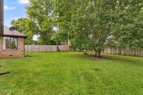 Exterior - 1917 S Forrest Heights Ave, Springfield, MO 65809 photo 6 of 7