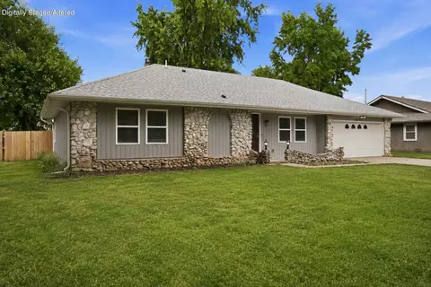 3815 S Queens Ct, Springfield, MO 65807