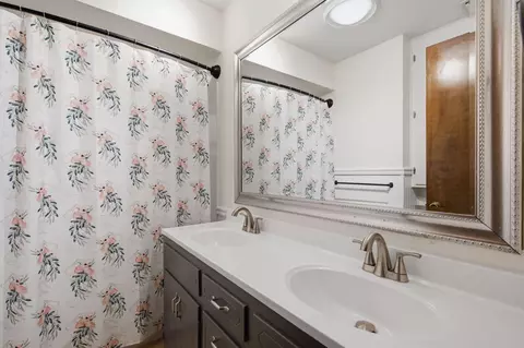 Bath - 4017 S Fairway Ave, Springfield, MO 65804 photo 2 of 3