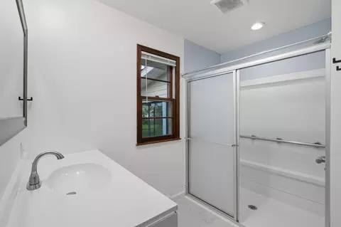 Bath - 4017 S Fairway Ave, Springfield, MO 65804 photo 3 of 3