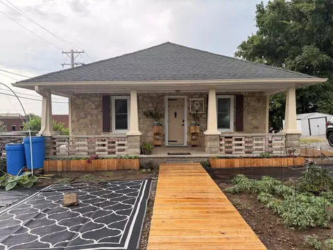 112 S High St, Stockton, MO 65785