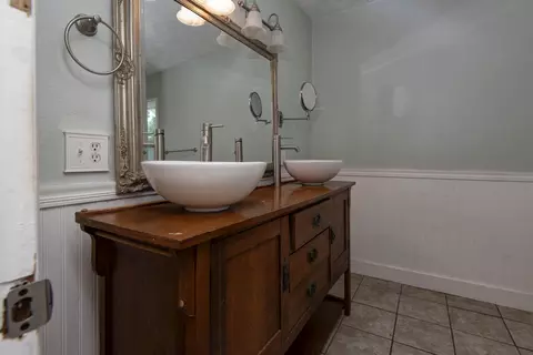 Bath - 1235 E Stanford St, Springfield, MO 65804 photo 1 of 3