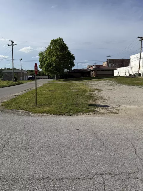 130 W Webster Ave, Ava, MO 65608 photo 2