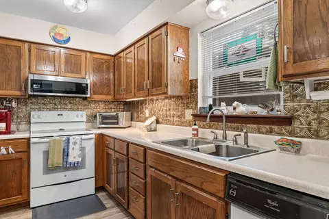 Kitchen - 118 W Hensley St #2D, Branson, MO 65616 photo 4 of 4