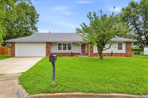 2550 S Weller Ave, Springfield, MO 65804