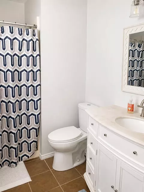 Bath - 629 S Miller Ave, Springfield, MO 65802 photo 2 of 2
