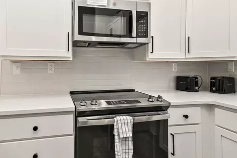 Kitchen - 335 Majestic Dr, Branson, MO 65616 photo 5 of 6