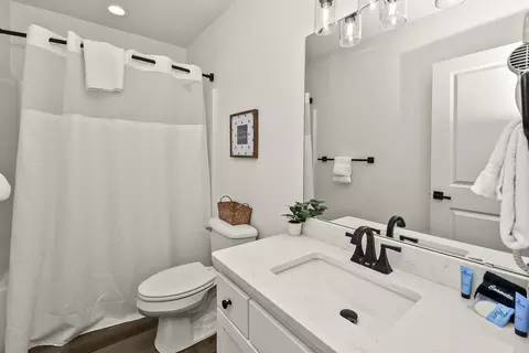 Bath - 335 Majestic Dr, Branson, MO 65616 photo 6 of 8