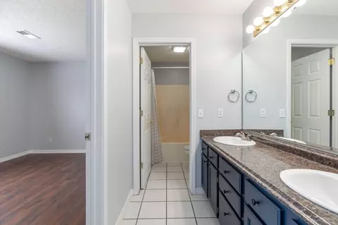 Bath - 520 Abby Ln #4, Branson, MO 65616 photo 3 of 5