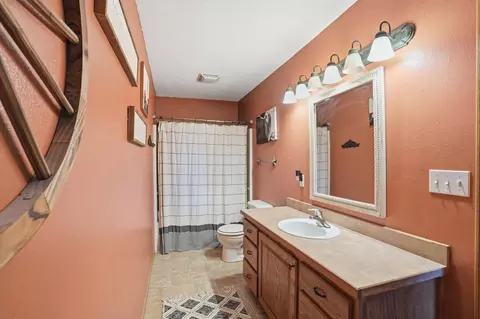 Bath - 745 Birchwood Rd, Marshfield, MO 65706 photo 1 of 2