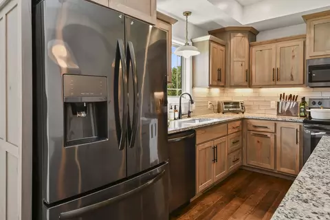 Kitchen - 3193 W Grandview St, Springfield, MO 65803 photo 6 of 10