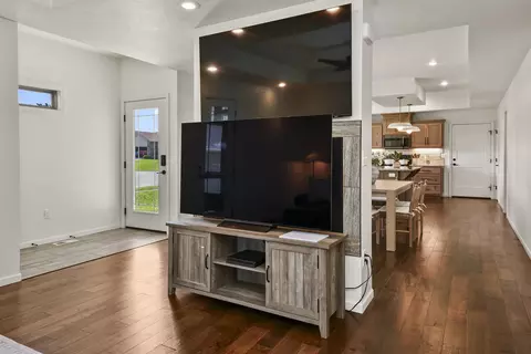 Entry Way - 3193 W Grandview St, Springfield, MO 65803 photo 1 of 3
