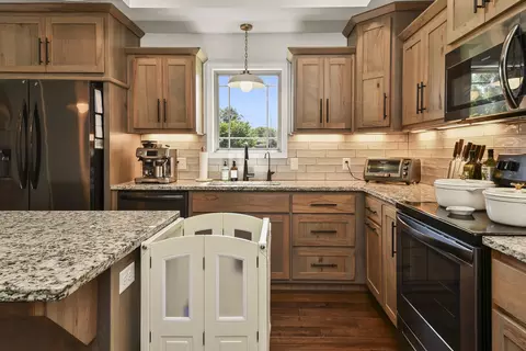 Kitchen - 3193 W Grandview St, Springfield, MO 65803 photo 9 of 10