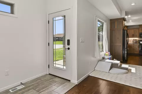 Entry Way - 3193 W Grandview St, Springfield, MO 65803 photo 3 of 3