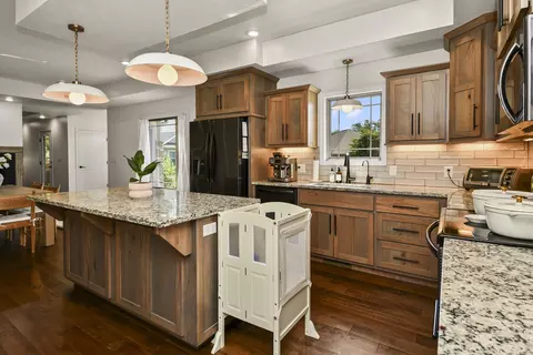 Kitchen - 3193 W Grandview St, Springfield, MO 65803 photo 2 of 10