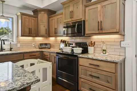 Kitchen - 3193 W Grandview St, Springfield, MO 65803 photo 4 of 10
