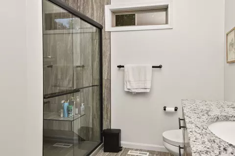 Bath - 3193 W Grandview St, Springfield, MO 65803 photo 4 of 5