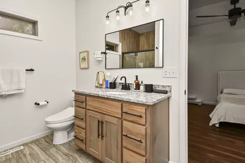 Bath - 3193 W Grandview St, Springfield, MO 65803 photo 2 of 5