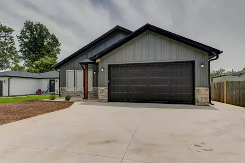 2946 W Olive St, Springfield, MO 65802