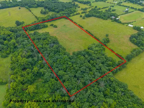 13 State Highway 32, Stockton, MO 65785