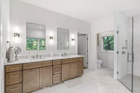 Bath - 9450 E Fireside Ln, Strafford, MO 65757 photo 2 of 8