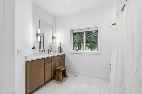 Bath - 9450 E Fireside Ln, Strafford, MO 65757 photo 5 of 8