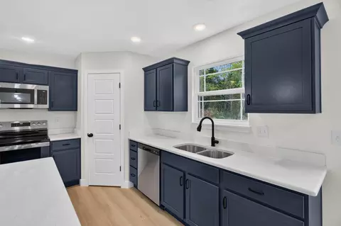 Kitchen - 215 Mccann Rd, Powersite, MO 65731 photo 2 of 6