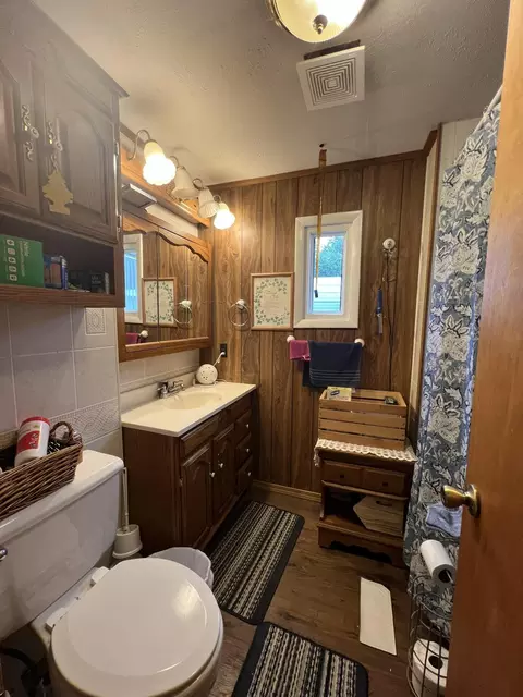 Bath - 2717 Chestnut Dr, Cabool, MO 65689 photo 1 of 2