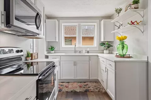 Kitchen - 727 E Dale St, Springfield, MO 65803 photo 1 of 4